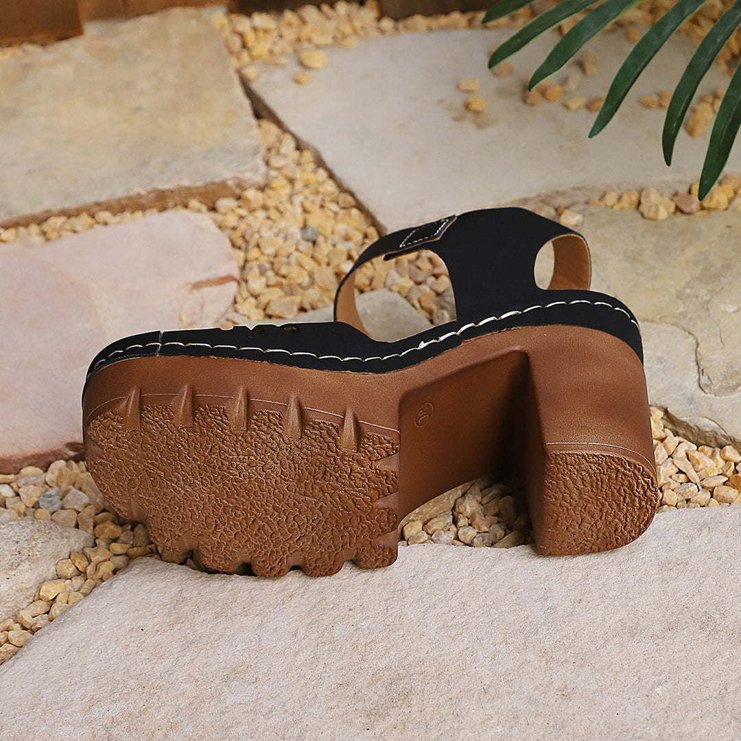 Damen Hochflorige Blockabsatzsandalen mit verspieltem Schnitt EB