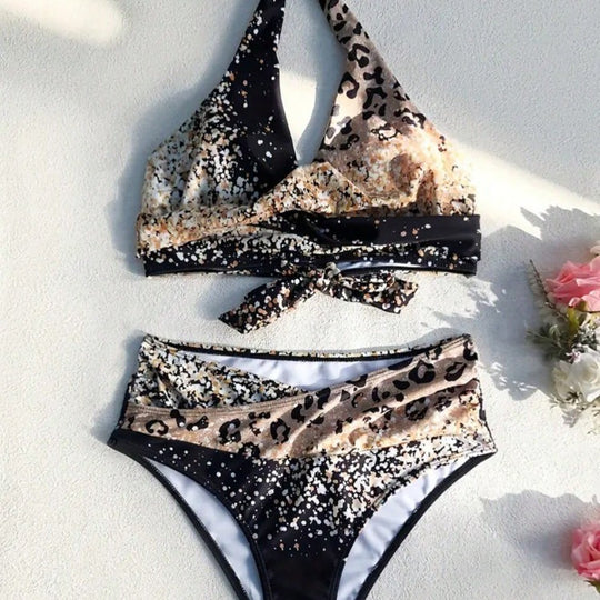 Damen Hochtailliertes Bikiniset mit verspieltem Knoten und schimmernden Akzenten EB