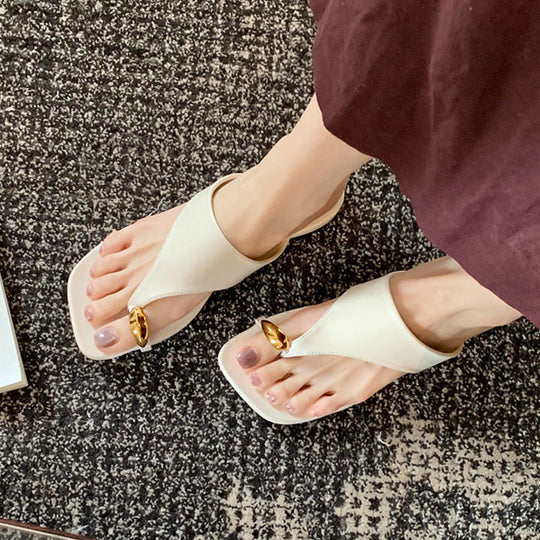 Damen Elegante Zehentrenner-Sandalen mit goldfarbener Applikation EB