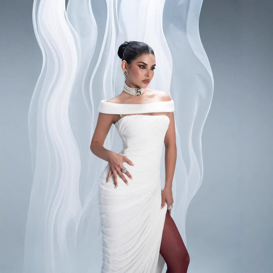 Damen Elegantes, schulterfreies Maxikleid mit raffinierten Drapierungen und hohem Schlitz EB