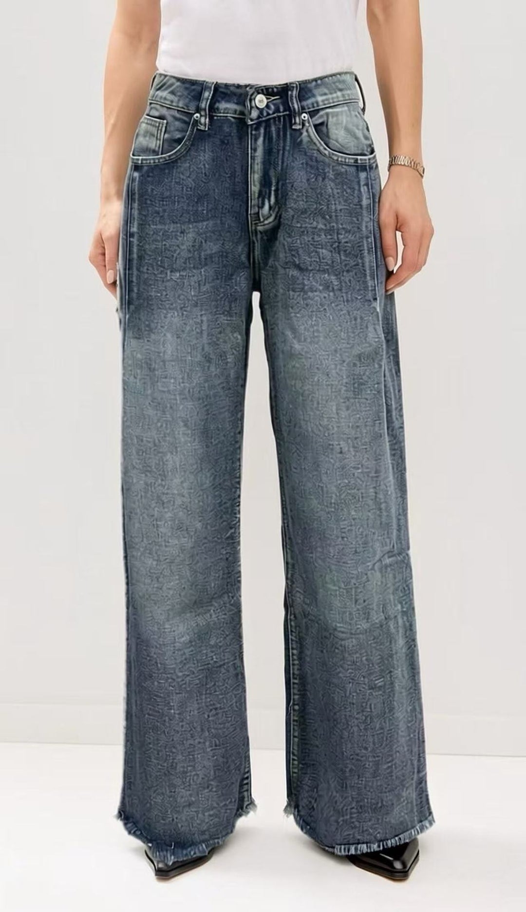 Damen weite Denim-Jeans mit kreativem Muster und fransigem Saum EB