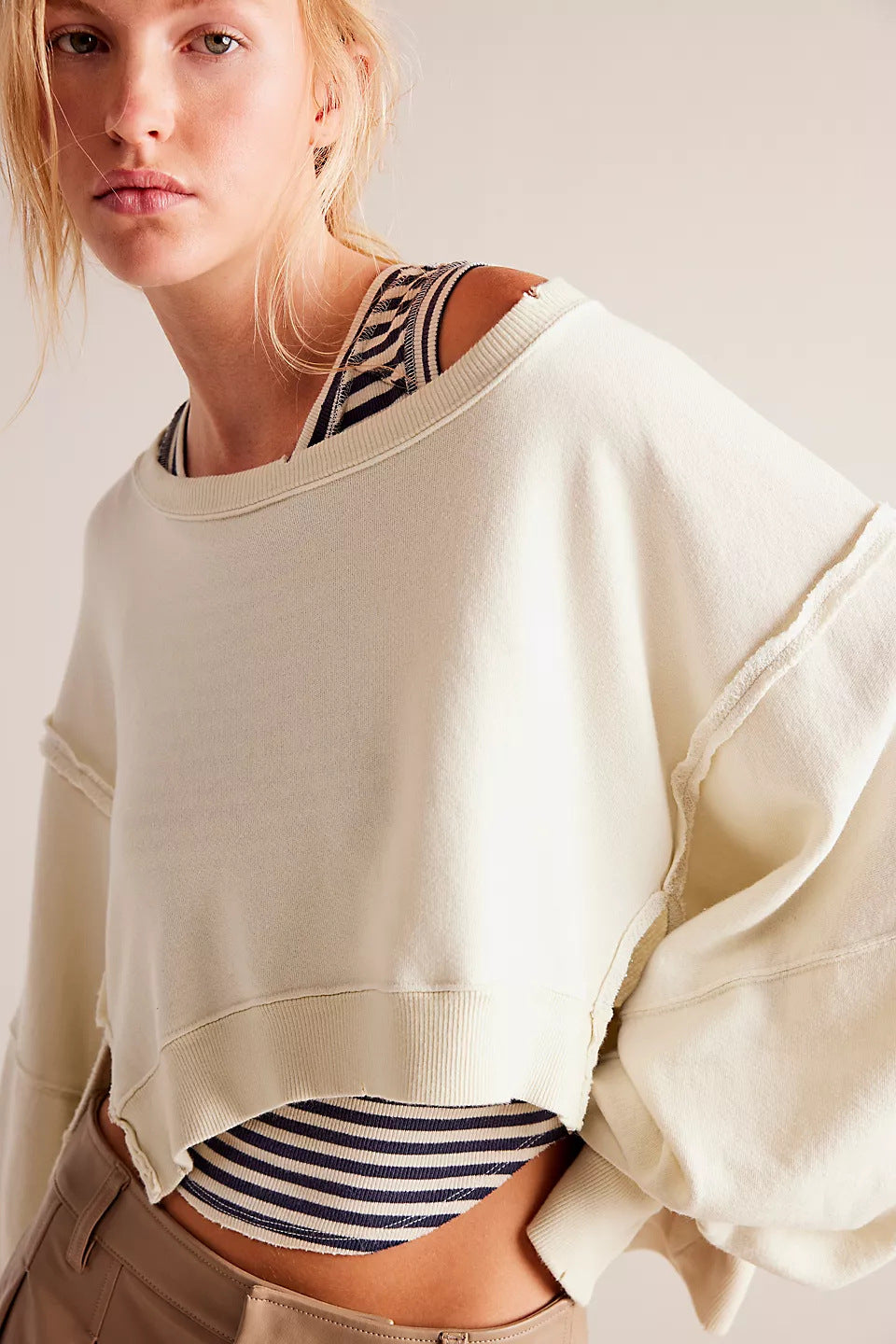 Damen cropped Oversize-Sweatshirt mit Daumenloch, fransigem Saum und weitem Raglanärmel Eichborn Berlin