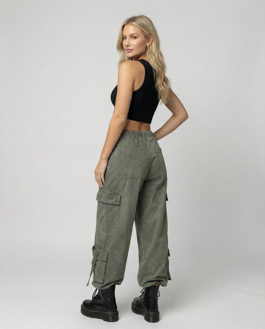 Damen extrabreite Cargo-Palazzohose mit frontseitigen Reißverschlusstaschen, aufgesetzten Klappentaschen und verstellbaren Beinbändern EB