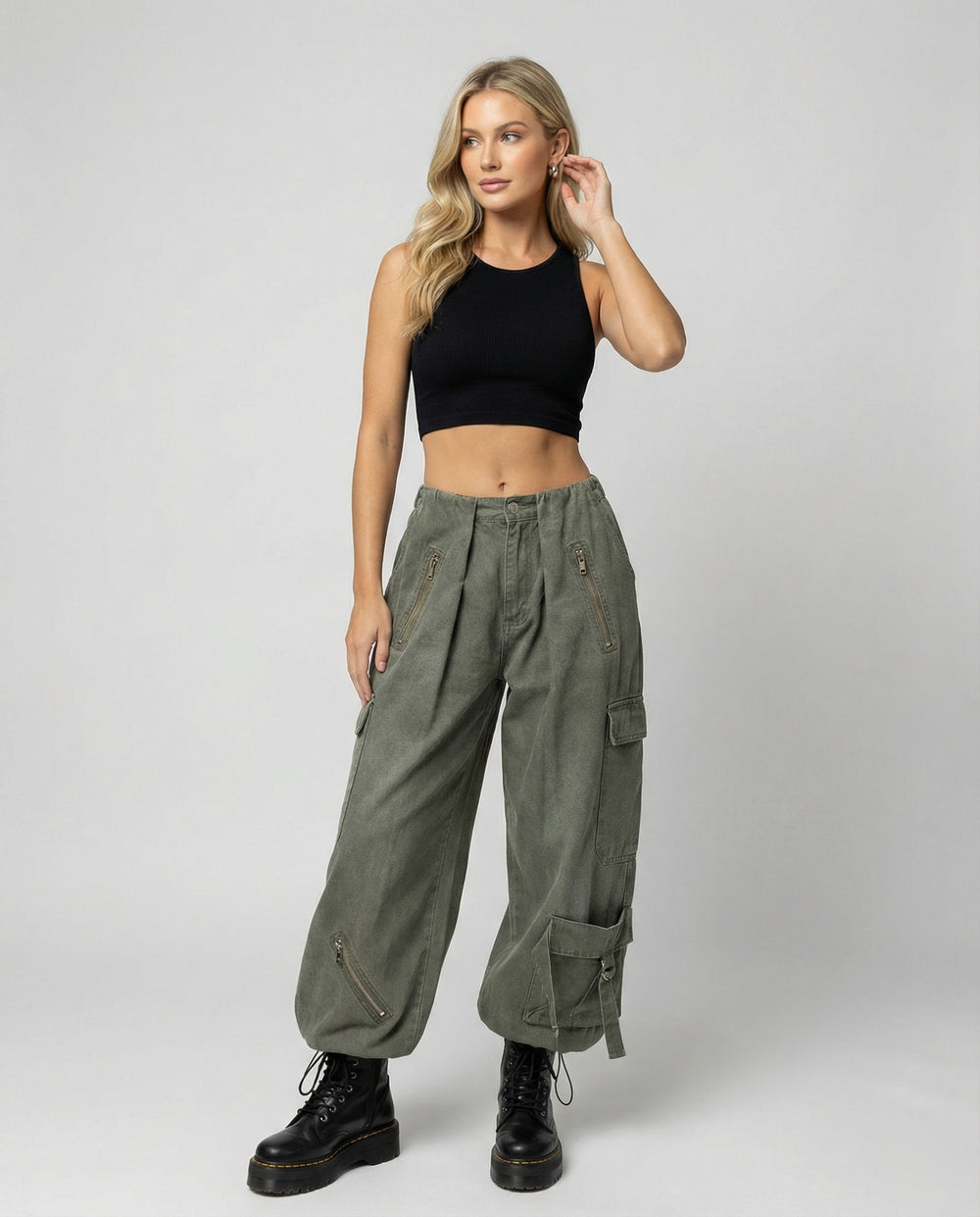 Damen extrabreite Cargo-Palazzohose mit frontseitigen Reißverschlusstaschen, aufgesetzten Klappentaschen und verstellbaren Beinbändern EB