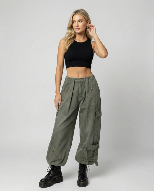 Damen extrabreite Cargo-Palazzohose mit frontseitigen Reißverschlusstaschen, aufgesetzten Klappentaschen und verstellbaren Beinbändern EB