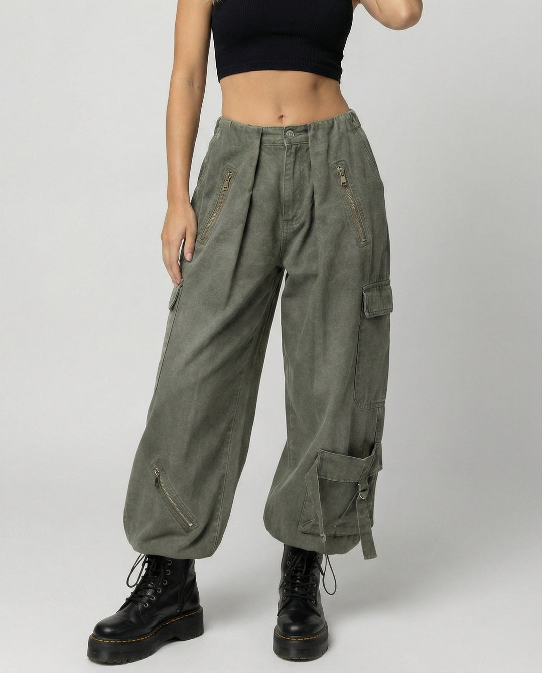 Damen extrabreite Cargo-Palazzohose mit frontseitigen Reißverschlusstaschen, aufgesetzten Klappentaschen und verstellbaren Beinbändern EB