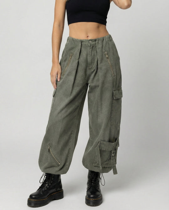 Damen extrabreite Cargo-Palazzohose mit frontseitigen Reißverschlusstaschen, aufgesetzten Klappentaschen und verstellbaren Beinbändern EB