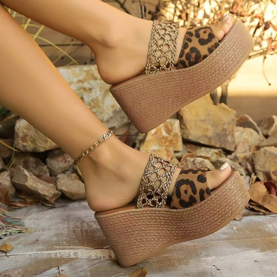 Damen Wedge-Sandaletten mit geflochtenem Design und modischen Leodetails EB