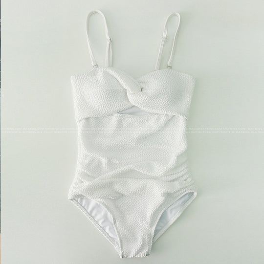 Damen Einteiler Badeanzug mit elegantem Wickeldesign und modischen Rüschendetails EB