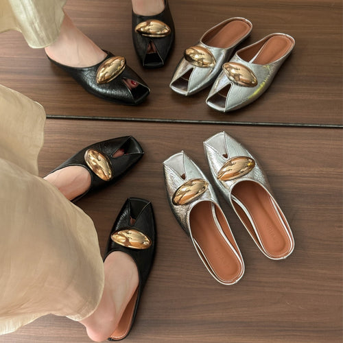 Damen Offene Mules mit schimmerndem Obermaterial und dekorativem Metall-Detail EB