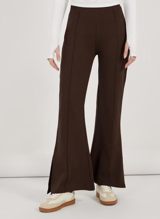 Damen weite Flared-Hose aus strukturiertem Material mit seitlichen Schlitzen EB