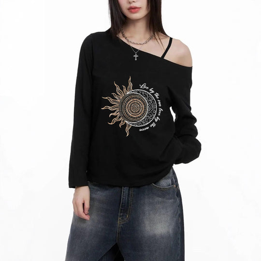 Damen nan lässiges Off-Shoulder Langarmshirt mit asymmetrischem Ausschnitt und detailliertem Sonnen-Mond Mandala-Print EB