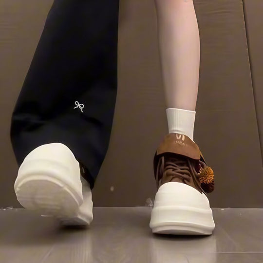 Damen Sportliche Plateau-Sneaker mit verspielten Anhängern EB