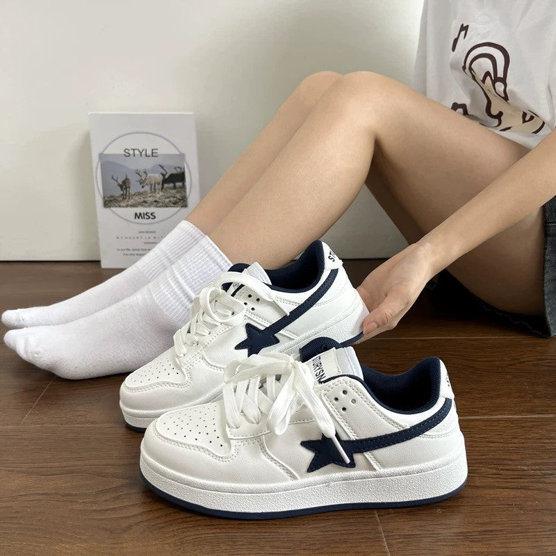 Damen Sneakers im zeitgenössischen Design mit atmungsaktiver Oberflächenstruktur und Gummisohle EB