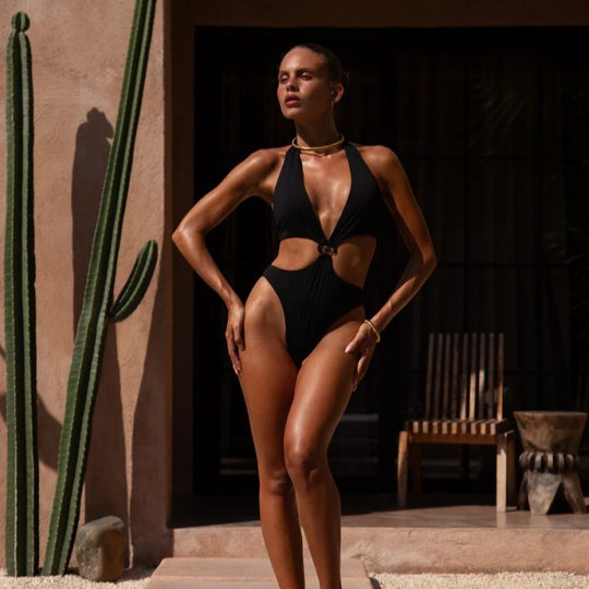 Damen Einteiler Badeanzug mit modischem Cut-Out und schimmerndem Detail EB