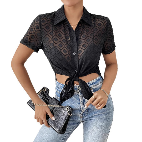 Damen nan taillierte bauchfreie Kurzbluse aus Ajour-Mesh mit Hemdkragen und Knotendetail EB