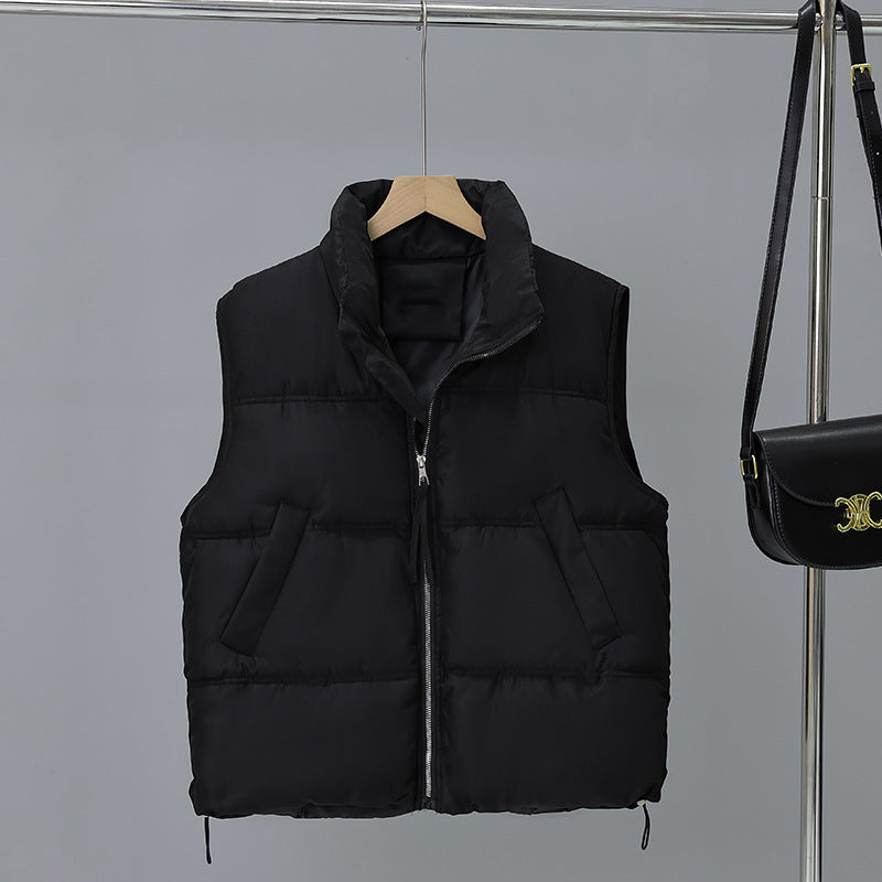 Damen nan kurze wattierte Boxy-Weste mit hohem Schalkragen, verdecktem Reißverschluss und verstellbarem Saum EB