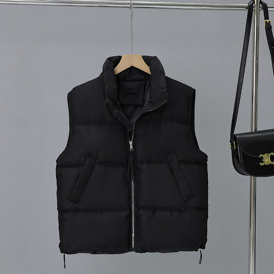 Damen nan kurze wattierte Boxy-Weste mit hohem Schalkragen, verdecktem Reißverschluss und verstellbarem Saum EB