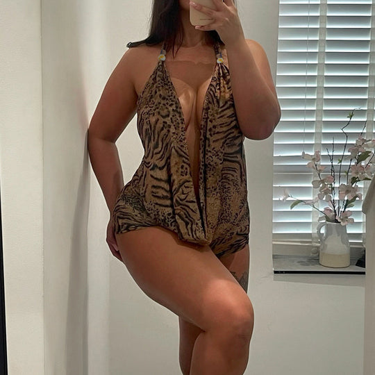 Damen eleganter Einteiler mit tiefem V-Ausschnitt und verspieltem Animal-Print EB
