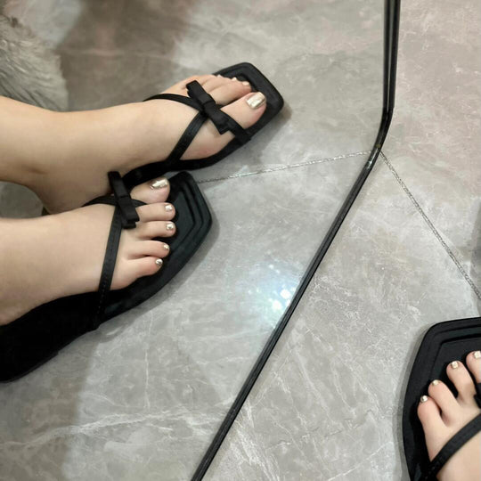 Damen Zehentrenner-Sandalen mit schickem Riemendesign und komfortablem Fußbett EB