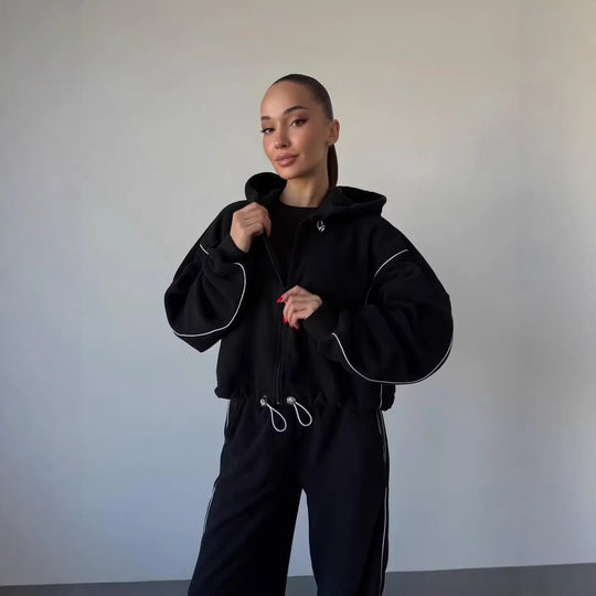 Damen gekürztes Zip-Hoodie mit Tunnelzug und hochgeschnittener weiter Fleece-Loungehose Eichborn Berlin