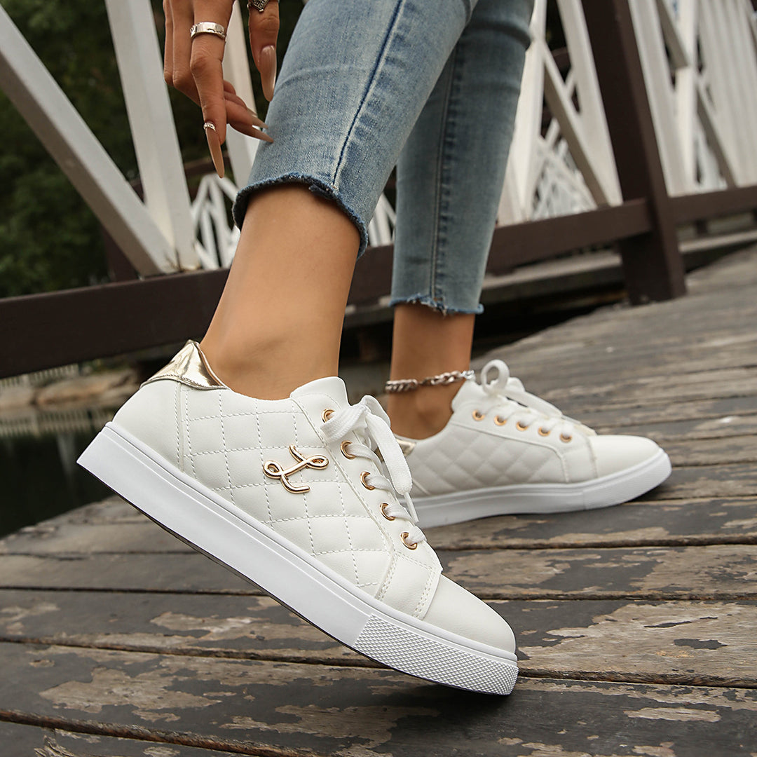 Damen Freizeit-Sneaker mit elegantem Steppdesign und goldenen Akzenten EB