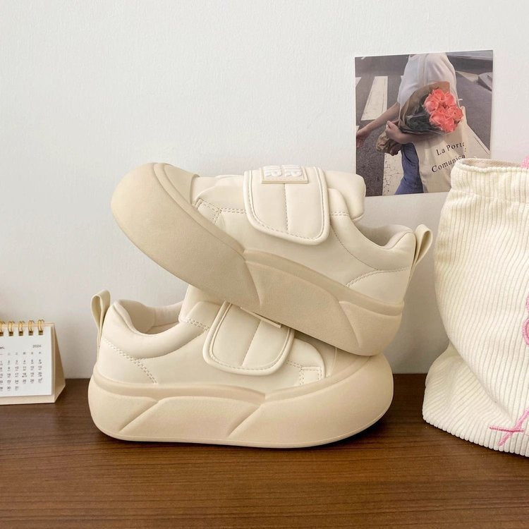 Damen Sneaker mit verstellbarem Klettverschluss und innovativem Sohlenprofil EB