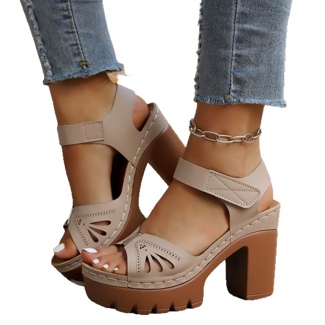 Damen Hochflorige Blockabsatzsandalen mit verspieltem Schnitt EB