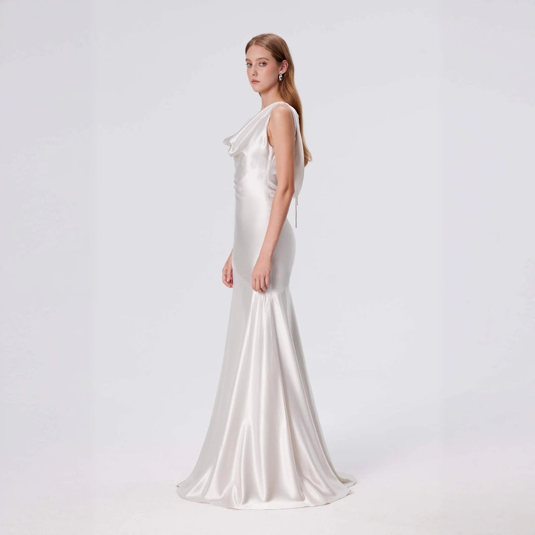 Damen elegantes Abendkleid mit fließendem Satin und raffiniertem Ausschnitt EB