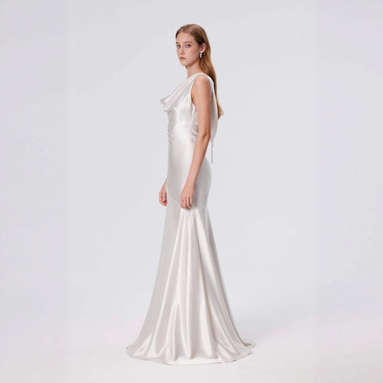 Damen elegantes Abendkleid mit fließendem Satin und raffiniertem Ausschnitt EB