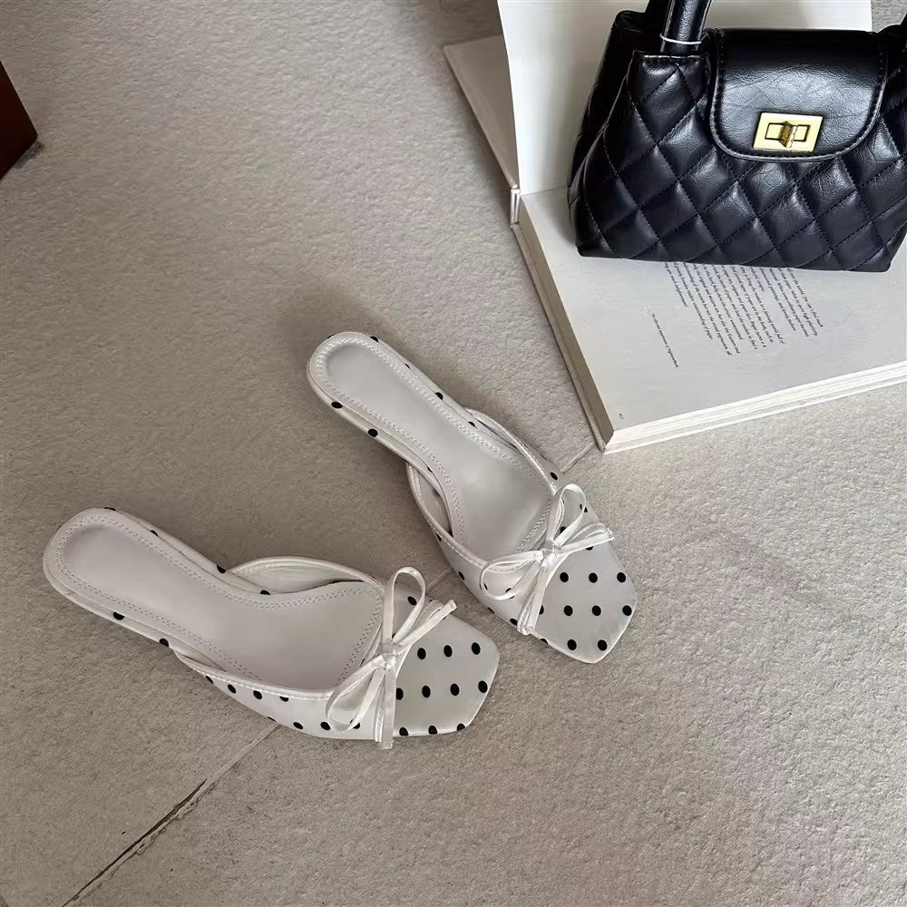 Damen Offene Mules mit dekorativen Punkten und schickem Schleifen-Detail EB
