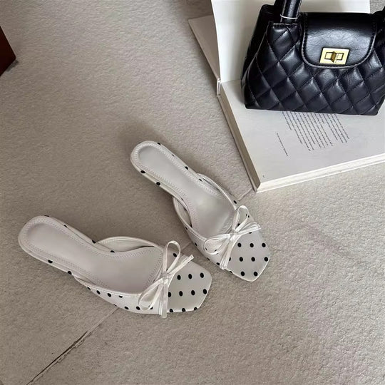 Damen Offene Mules mit dekorativen Punkten und schickem Schleifen-Detail EB