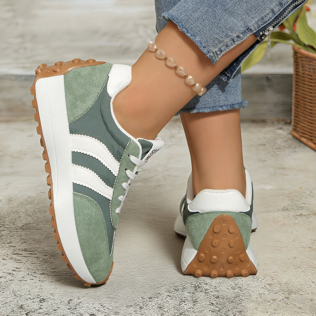 Damen nan retro-inspirierter Sneaker mit Wildleder-Overlays, Nylonoberteil und profilierter Waffelsohle EB