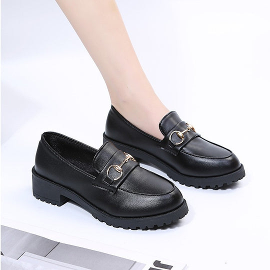 Damen Elegante Loafers mit glänzendem Finish und modischem Kettenverschluss EB