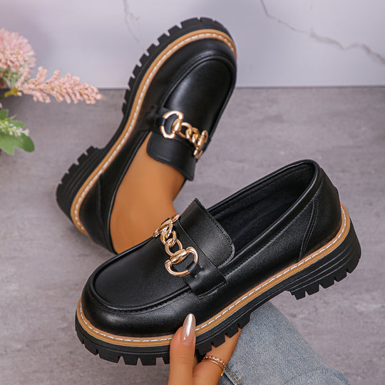 Damen  glänzende Lack-Loafer mit dekorativer Metallspange und profilierter Traktorsohle EB