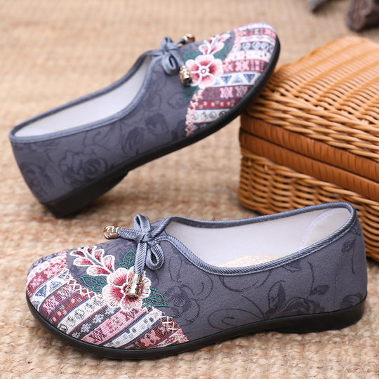 Damen Elegante und bequeme Slipper mit floralem Stickdesign EB
