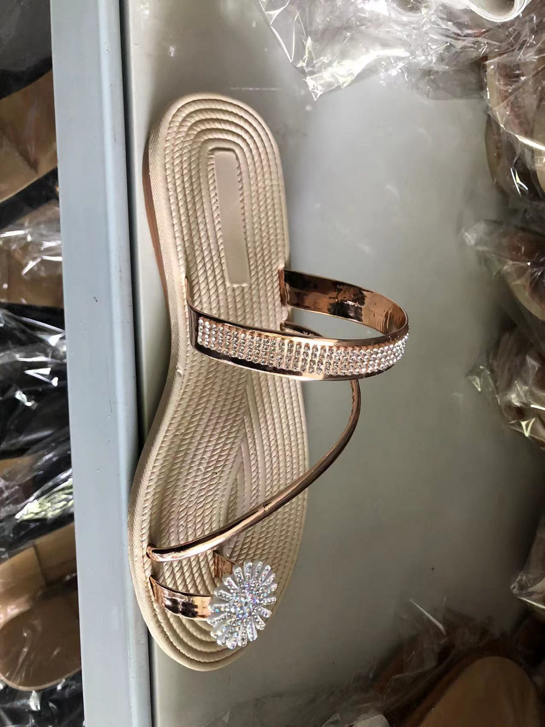 Damen Zierliche Modische Flip-Flops mit funkelnden Strassdetails und konturiertem Fußbett EB