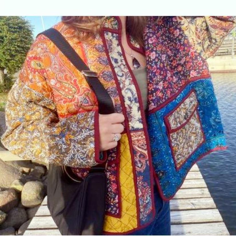 Damen Quilted Jacke mit buntem Patchwork-Design und praktischen Taschen EB