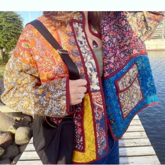 Damen Quilted Jacke mit buntem Patchwork-Design und praktischen Taschen EB