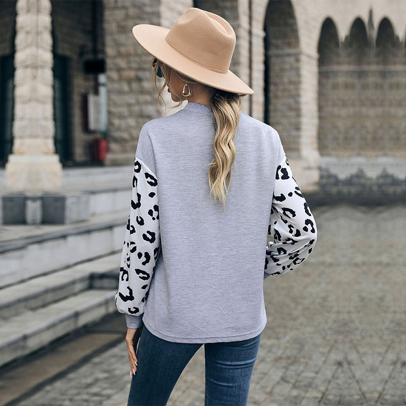 Damen Sweatshirt mit V-Ausschnitt und trendigen Leopardenärmel EB