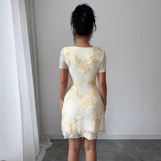 Damen nan figurbetontes Tüll-Minikleid mit dreidimensionaler Blütenstickerei, vorderem Schlitz und kurzen transparenten Ärmeln EB