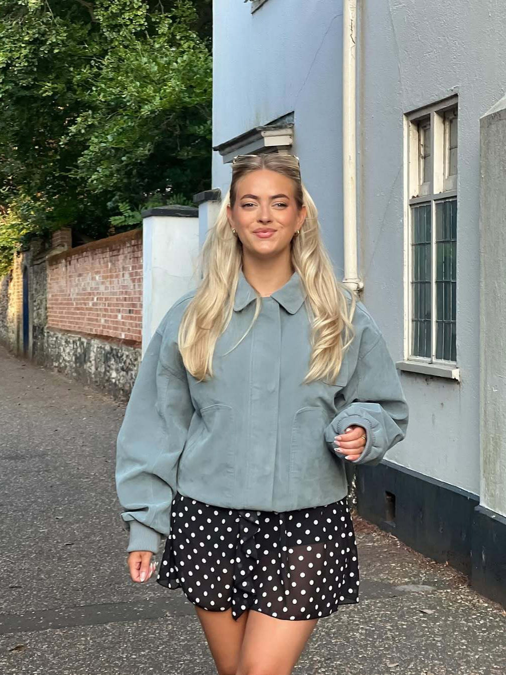 Damen Kurze Bomberjacke aus weichem Material mit einem lässigen Schnitt EB
