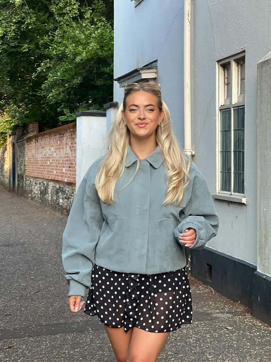 Damen Kurze Bomberjacke aus weichem Material mit einem lässigen Schnitt EB