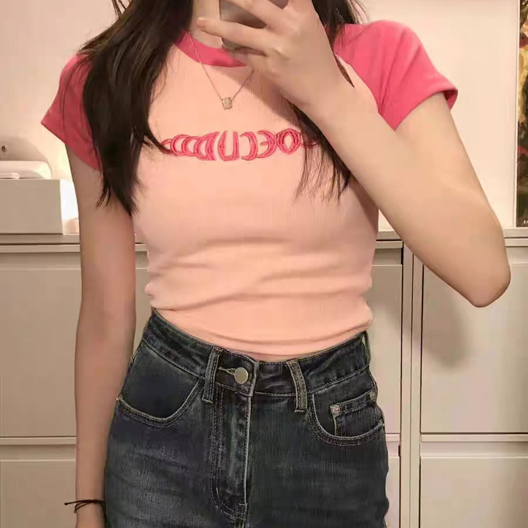 Damen Cropped T-Shirt mit kontrastierenden Ärmeln und modernem Aufdruck EB