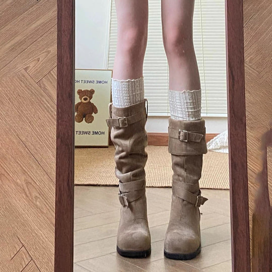 Damen Schlupfstiefel mit modischer Schnallenverzierung und elegantem Faltenwurf EB