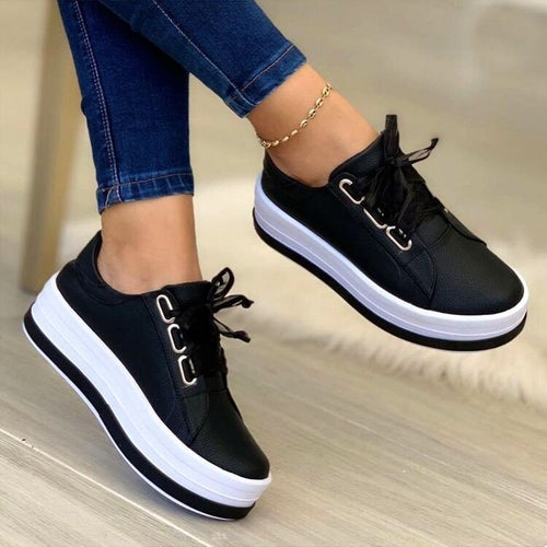 Damen Plateau-Sneaker mit metallic Obermaterial und modischen Schnürdetails EB
