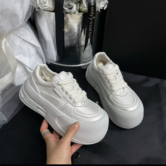 Damen Sportliche Sneakers mit velourslederner Oberflächenstruktur und dämpfendem Sohlenprofil EB