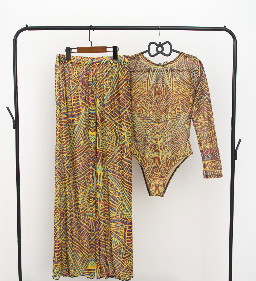 Damen modisches Badeoutfit mit langärmeligen Oberteil und lässigen Pants EB