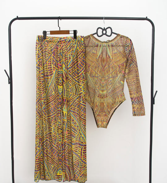 Damen modisches Badeoutfit mit langärmeligen Oberteil und lässigen Pants EB