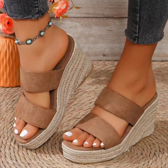Damen Plattform-Pantoletten mit breiten Riemen und rutschfester Sohle EB